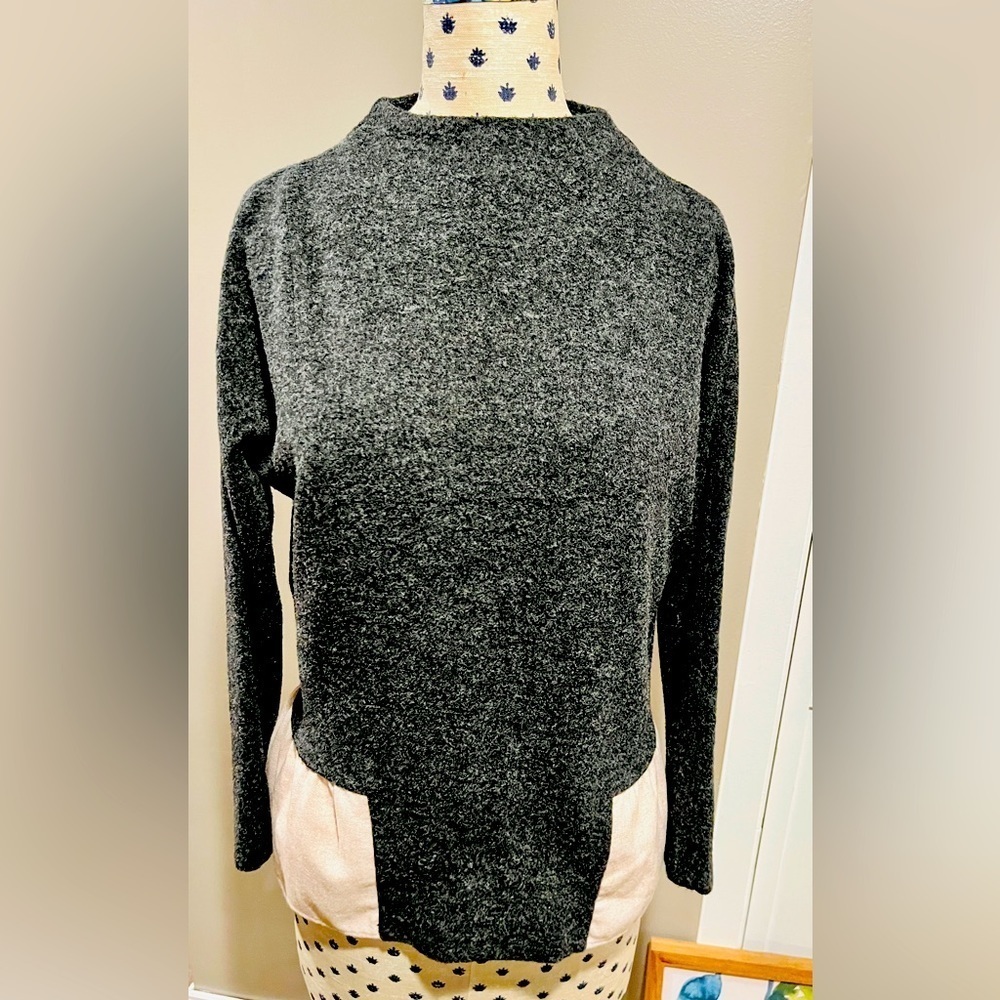THML Anthropologie Gray / Beige Ruffle Bottom Back Zip Cozy Sweater, Size Small